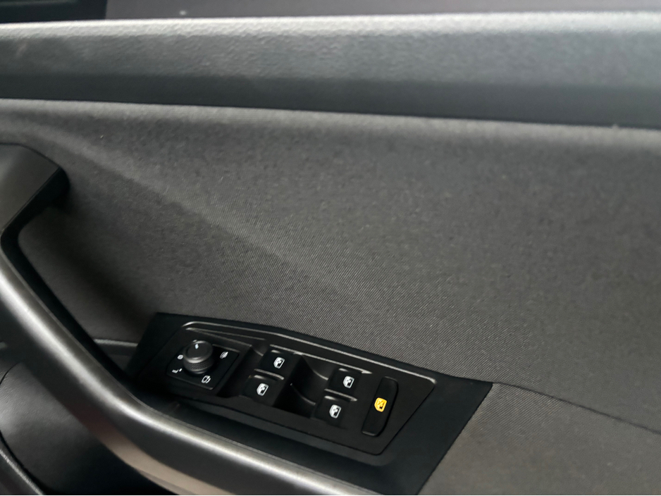 2024 Volkswagen T-Roc - image 7