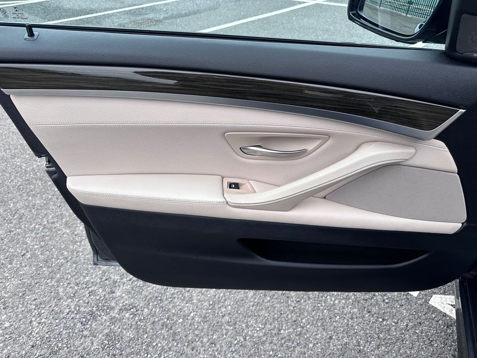 2015 BMW 5 Series - image 24