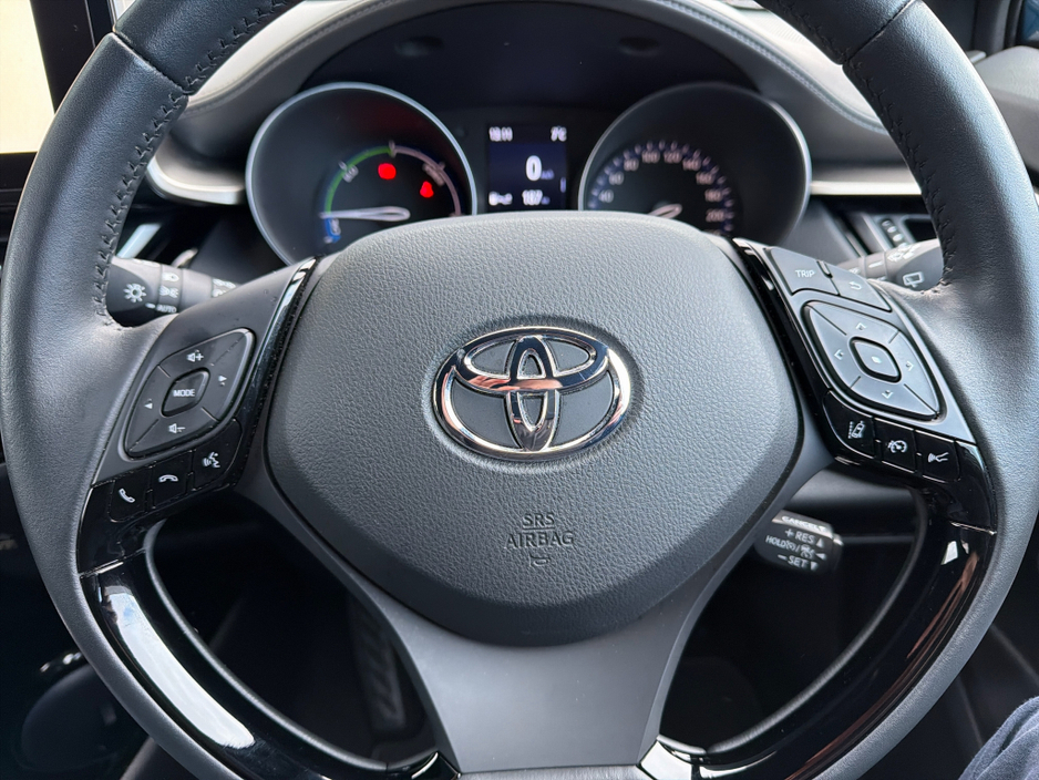2023 Toyota C-HR HYBRID SOL TOP SPEC // HEATED LEATHER SEATS // SAT-NAV // REAR CAMERA // BLUETOOTH // CRUISE CONTROL // FULL WARRANTY €31,945