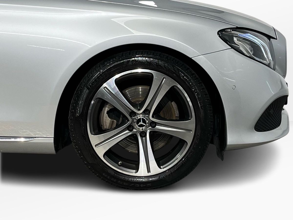 2017 Mercedes-Benz E Class 220d Avantgarde - 17 Inch Alloys - Reversing Camera - Panoramic Sunroof - Ambient Lighting - Sat Nav - Climate Control - Electric Heated Memory Seats - Keyless Start - Auto Lights/Wipers