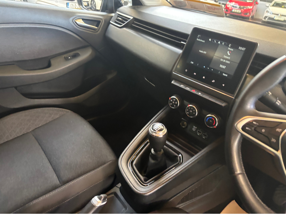 2023 Renault Clio - image 9