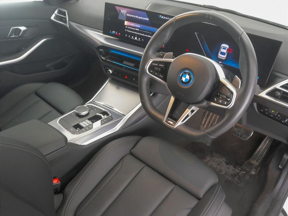 2025 BMW 3 Series - image 6