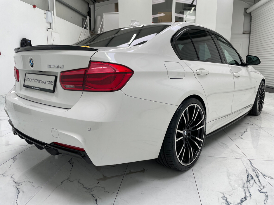 2016 BMW 3 Series - image 3