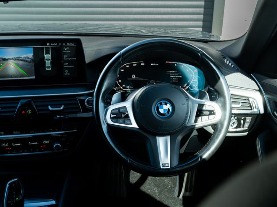 2022 BMW 5 Series - image 9