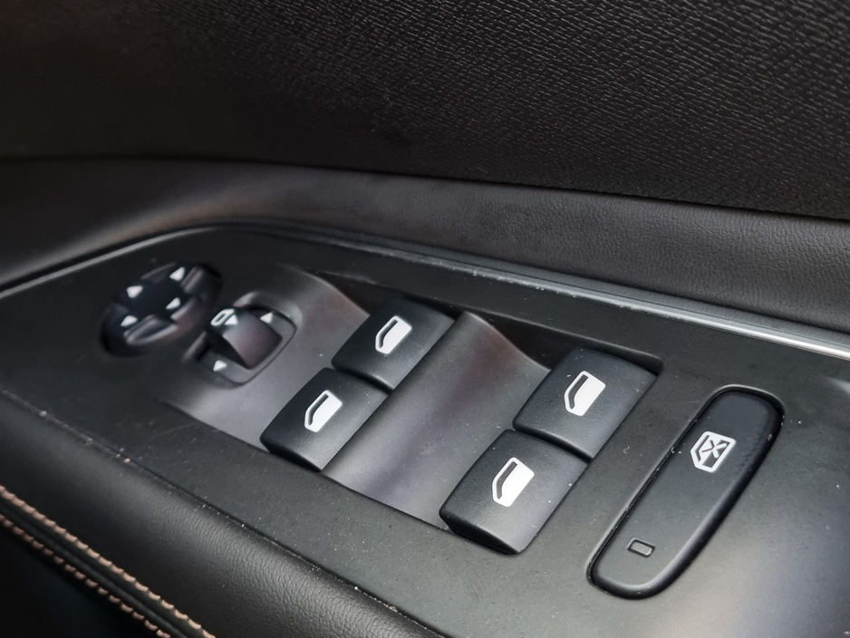 2018 Peugeot 3008 - image 25