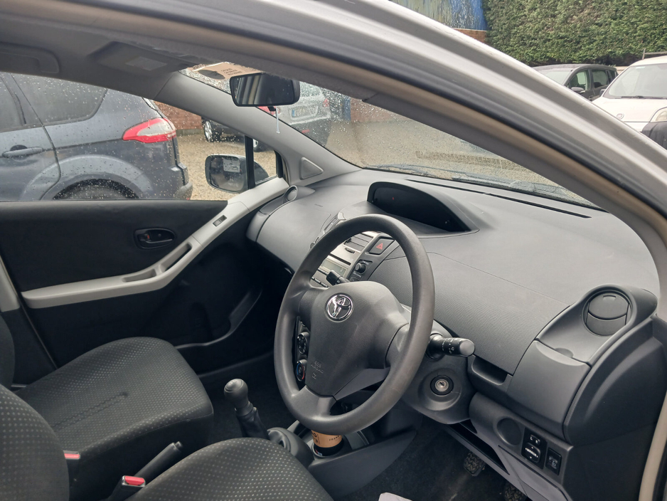 2011 Toyota Yaris - image 12