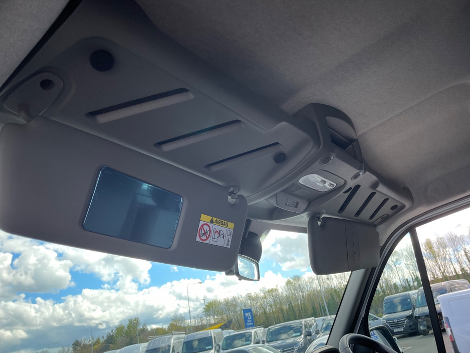 2025 Renault Master - image 20