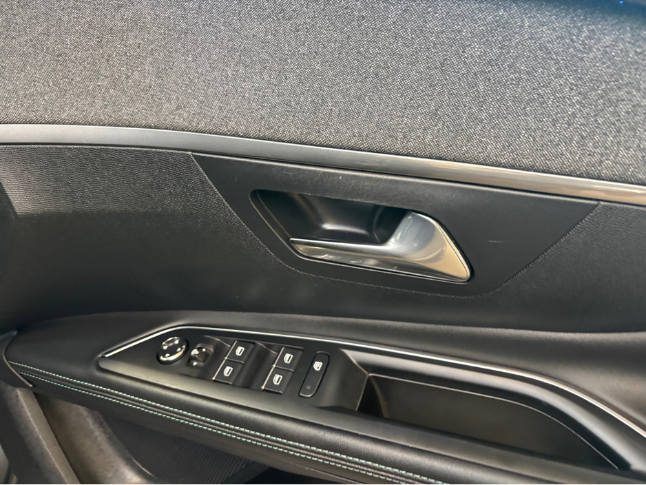 2023 Peugeot 5008 - image 17