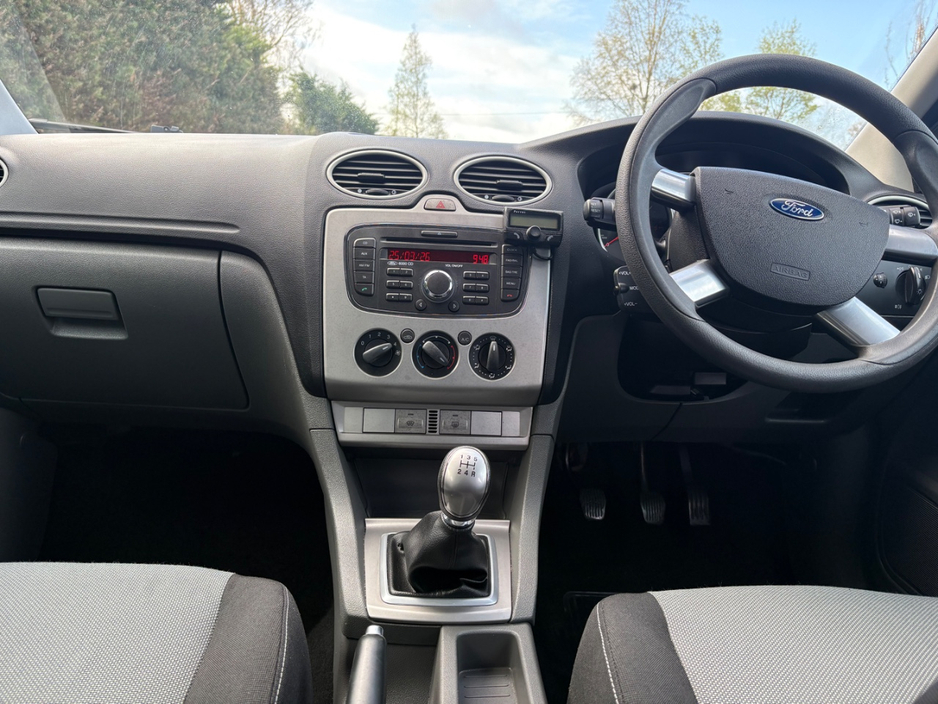 2010 Ford Focus - image 13