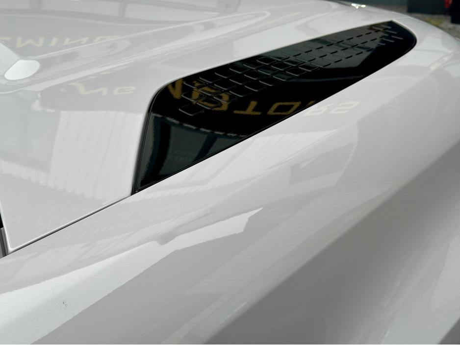 2026 Land Rover Defender Borosco Grey /  X-DYNAMIC SE €119,950