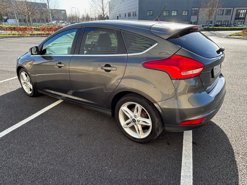 2017 Ford Focus - image 6