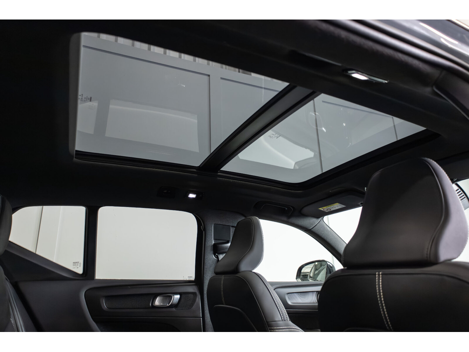 2023 Volvo XC40 - image 14