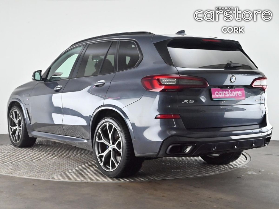 2020 BMW X5 - image 3