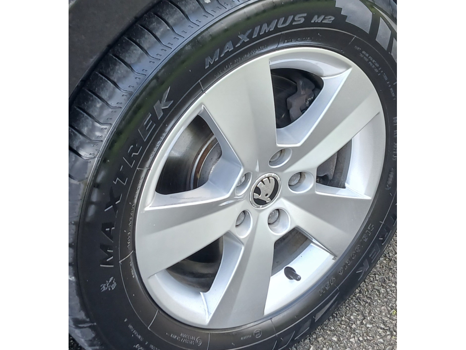 2020 Skoda Superb - image 8