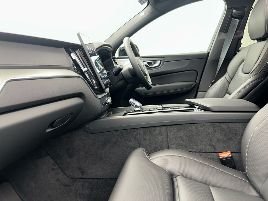 2025 Volvo XC60 - image 2