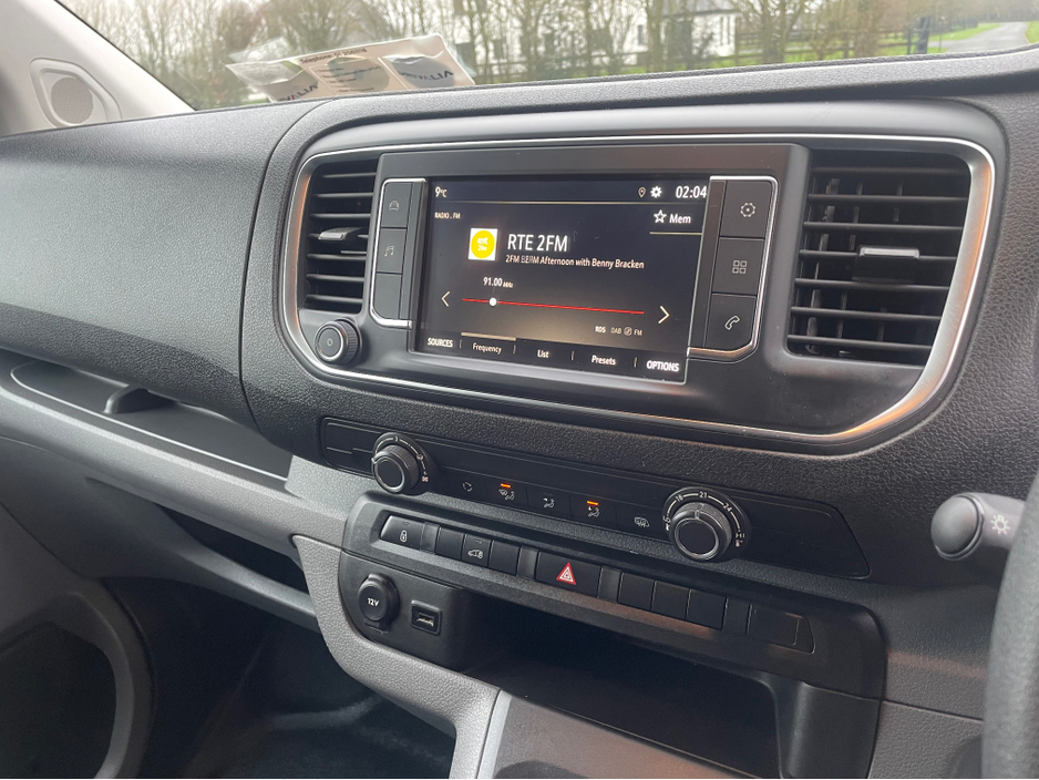 2022 Opel Vivaro - image 8