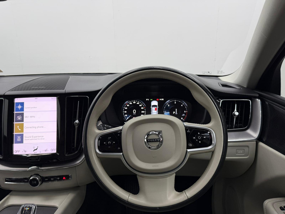 2021 Volvo XC60 - image 10