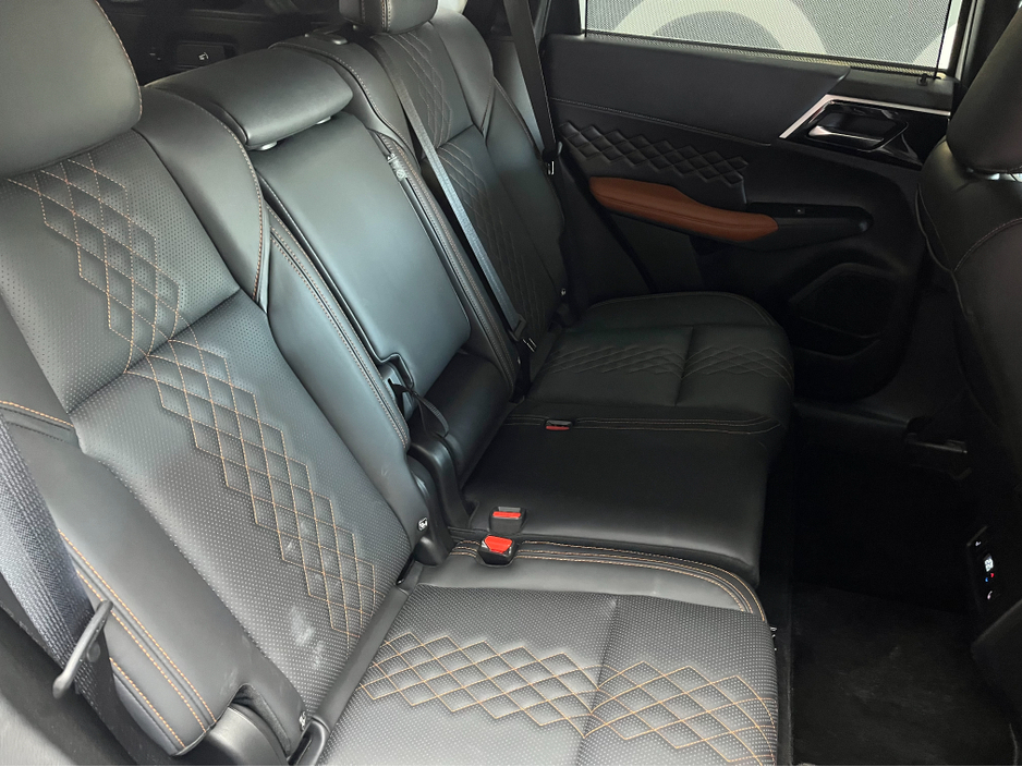 2024 Mitsubishi Outlander - image 17