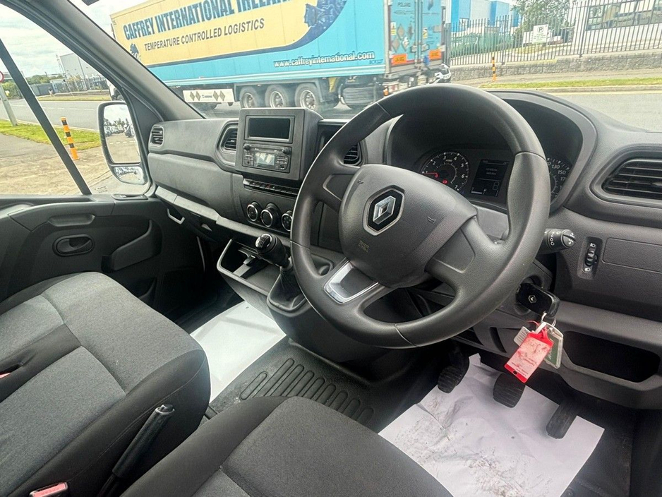 2022 Renault Master - image 8