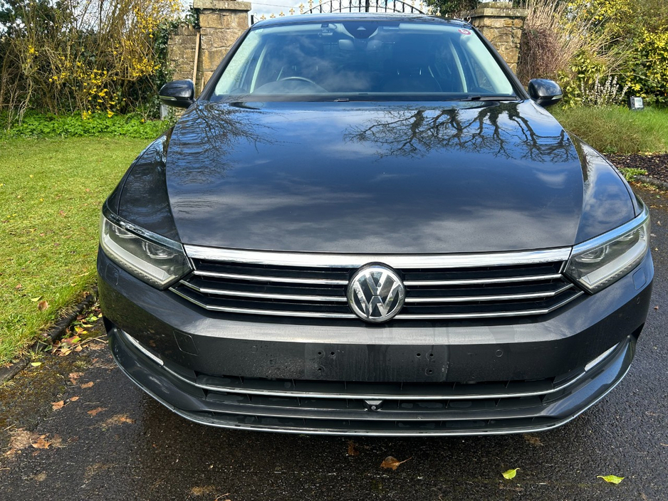 2018 Volkswagen Passat - image 2