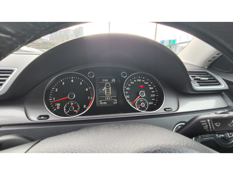 2011 Volkswagen Passat - image 16