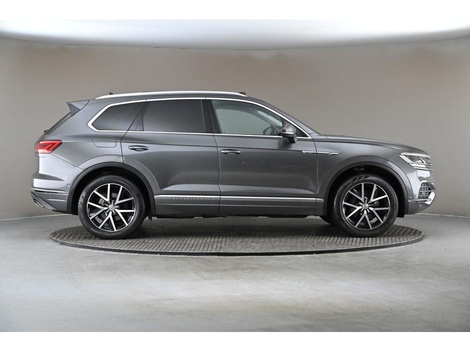 2019 Volkswagen Touareg - image 11