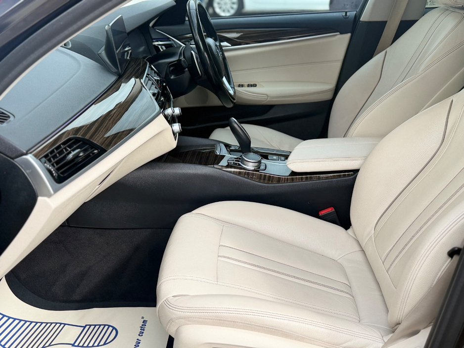 2020 BMW 5 Series - image 16