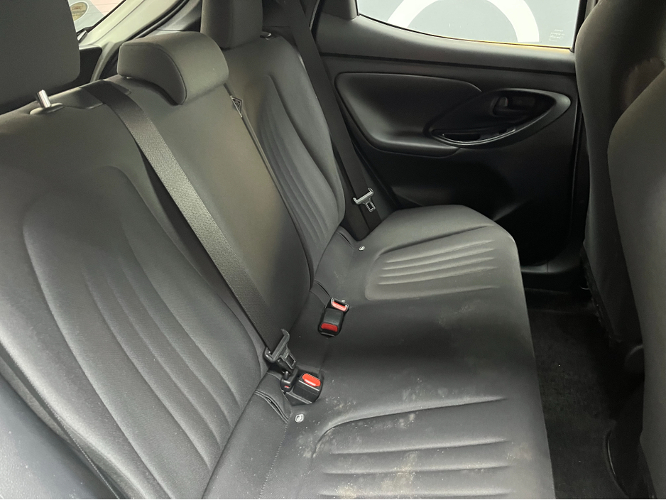 2021 Toyota Yaris - image 10