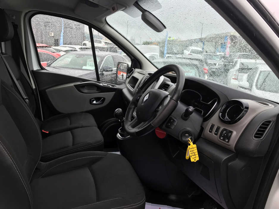 2019 Renault Trafic - image 12