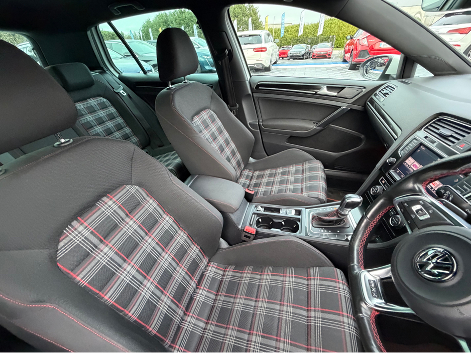 2017 Volkswagen Golf - image 15