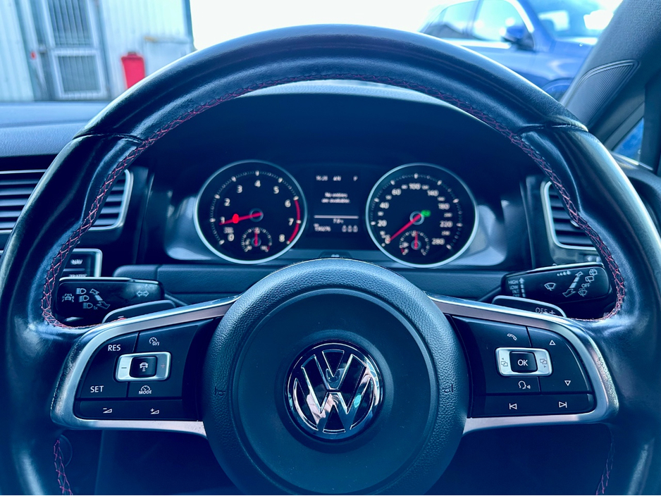 2014 Volkswagen Golf - image 11