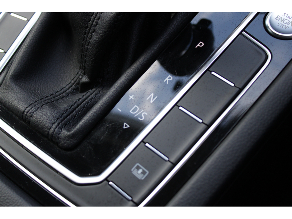 2018 Volkswagen Passat - image 16