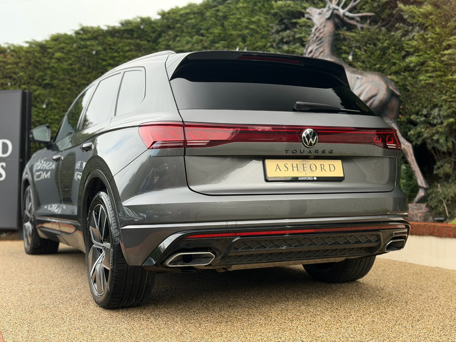 2025 Volkswagen Touareg - image 5