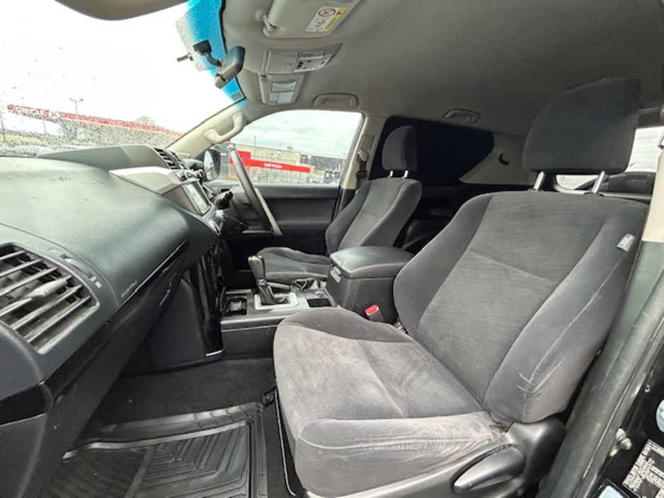 2016 Toyota Landcruiser - image 12