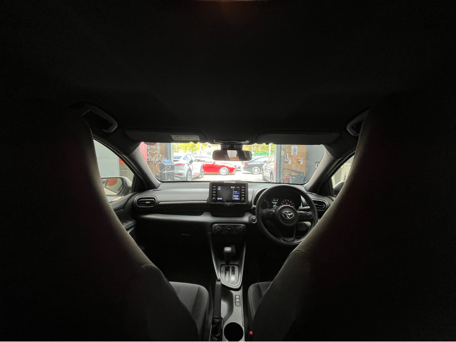 2021 Toyota Yaris - image 11