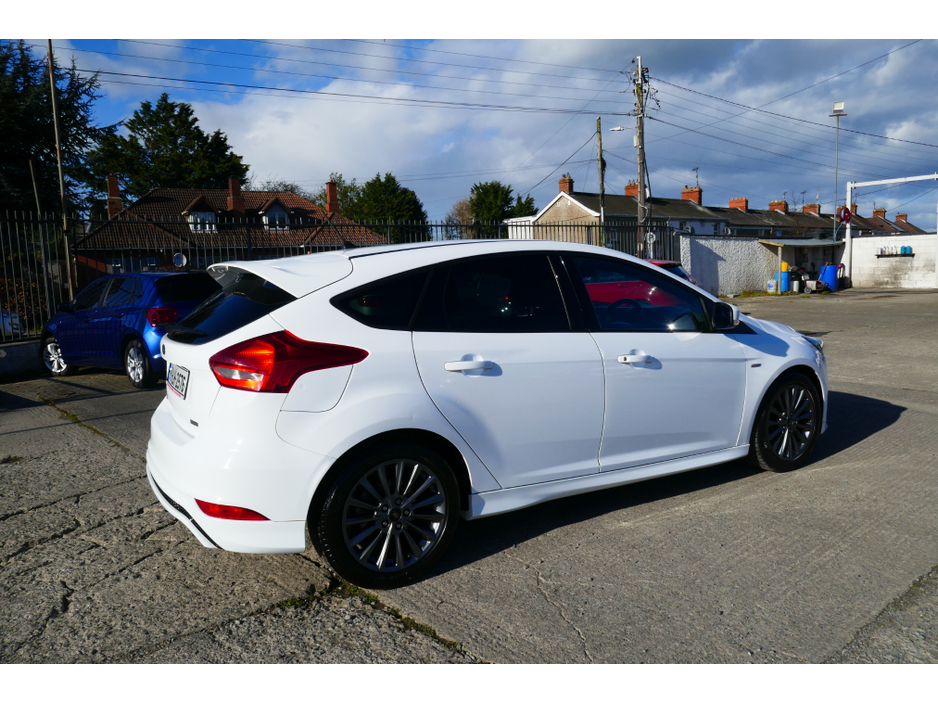 2018 Ford Focus - image 4