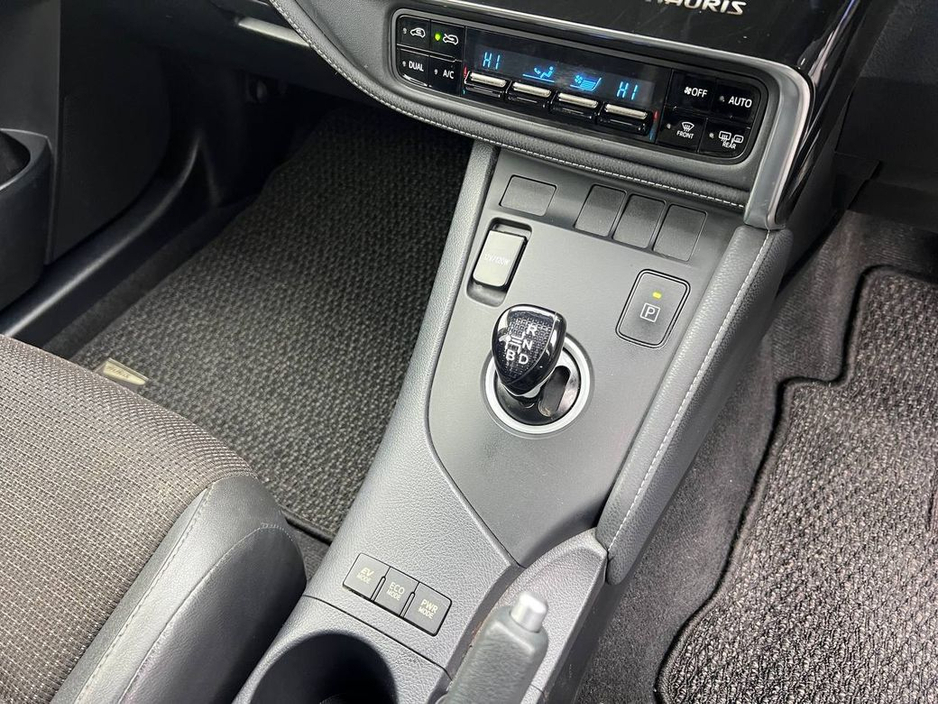 2016 Toyota Auris - image 10