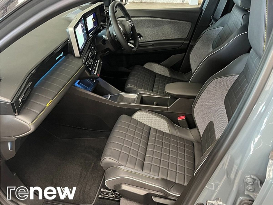 2025 Renault 4 E-TECH ICONIC 52 KW AUTO 5DR *DEMO MODEL - NOW IN STOCK & READY TO BE VIEWED* €34,995