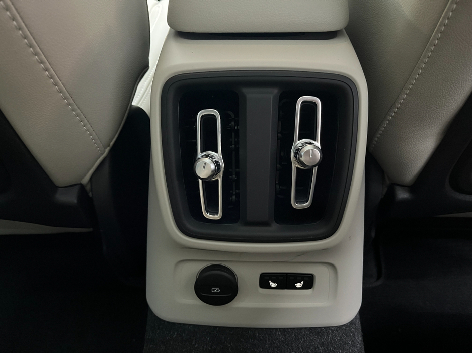 2022 Volvo XC40 2022 VOLVO XC40 RECHARGE PLUG-IN HYBRID T5 INS 1.5 AUTOMATIC / CRUISE CONTROL / 360° PARKING CAMERA / ELECTRIC MEMORY HEATED FRONT & REAR SEATS / PANORAMIC SUNROOF €36,950