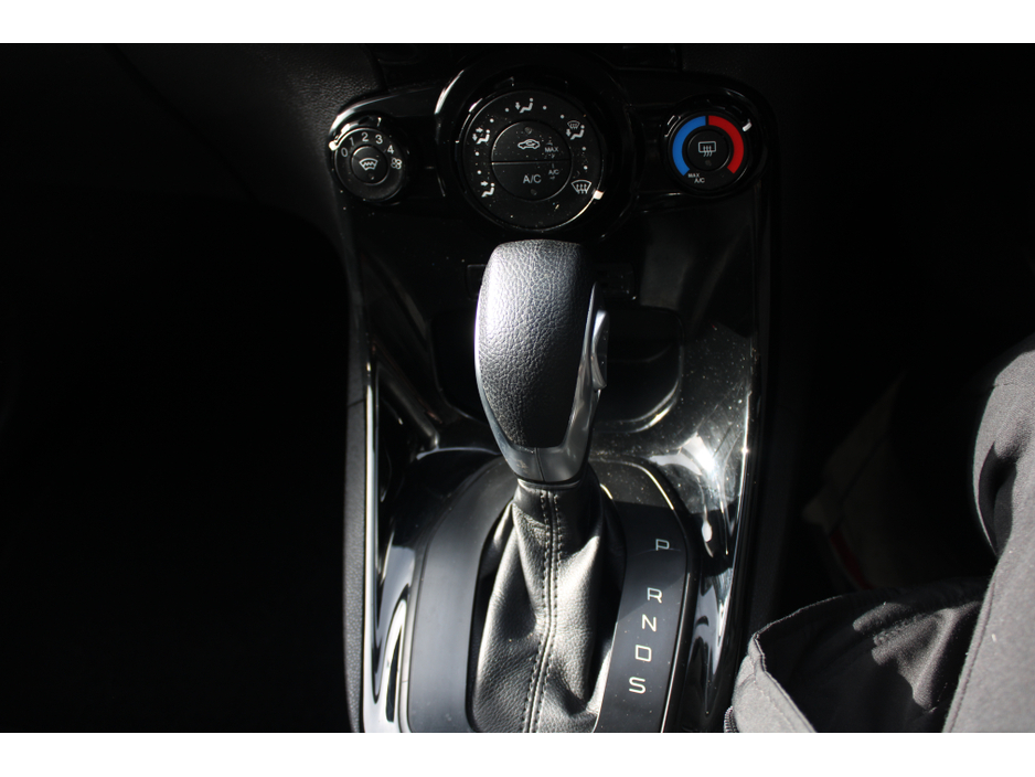 2016 Ford Fiesta - image 10