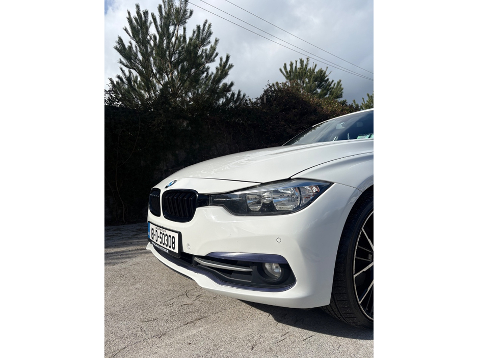 2016 BMW 3 Series - image 12