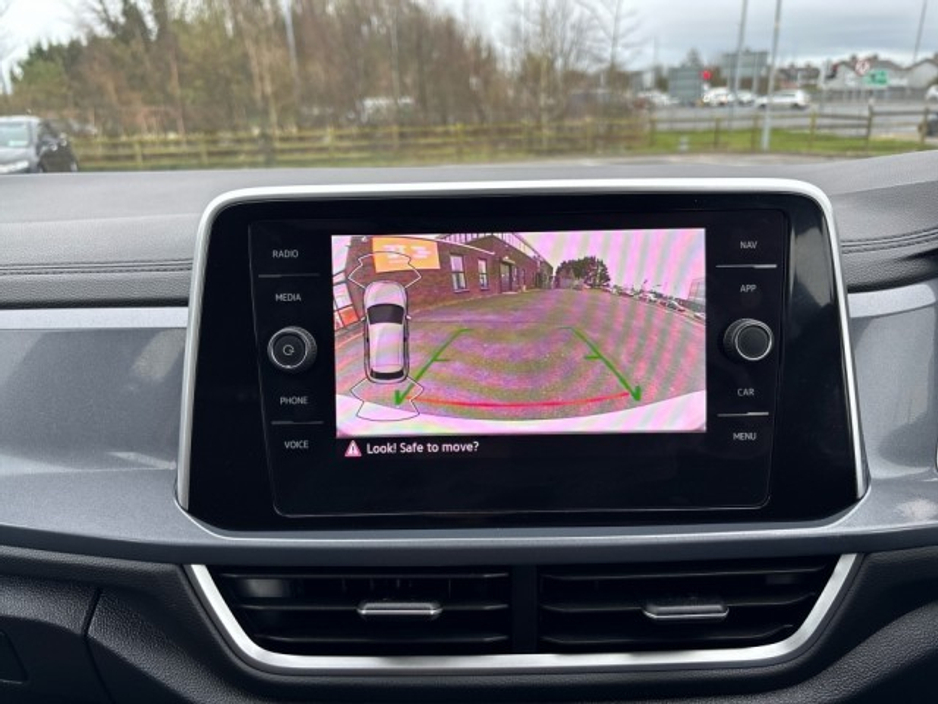 2024 Volkswagen T-Roc - image 11