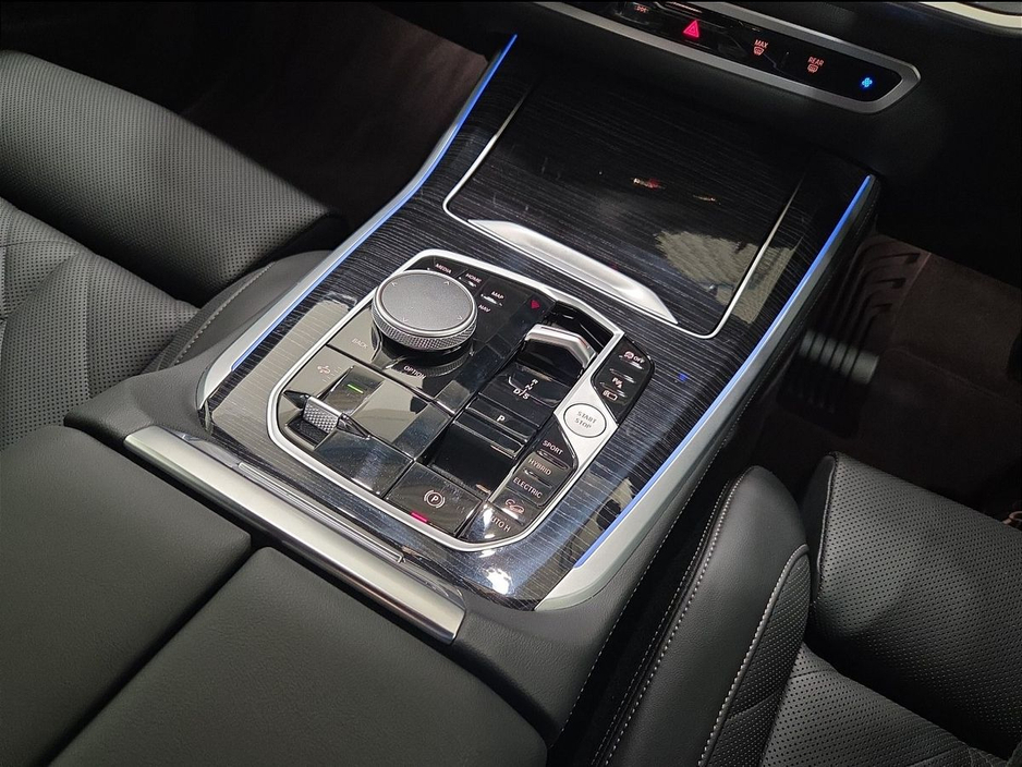 2025 BMW X5 - image 10