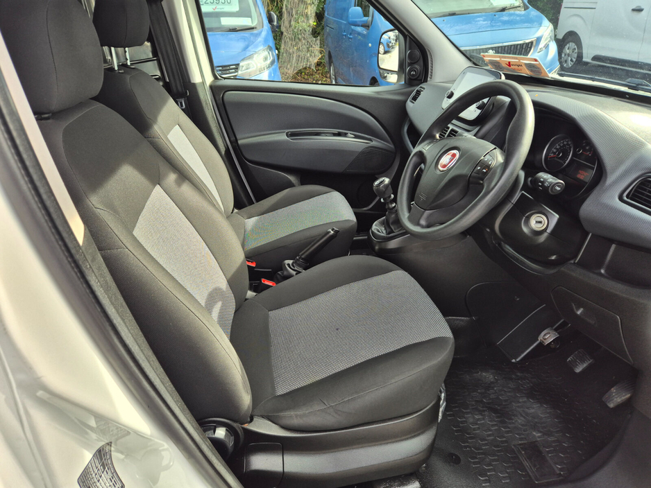 2022 Fiat Doblo - image 5