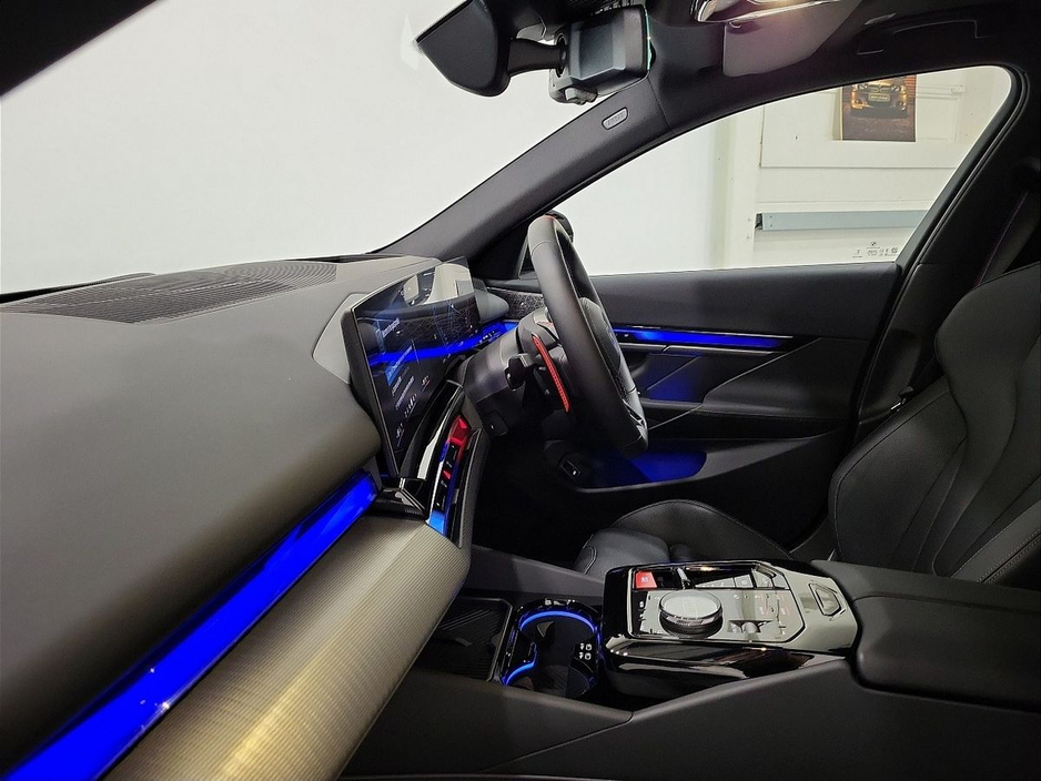 2025 BMW M5 M5 Phev Auto Entry 4.4 727 xDrive 22.1 kWh PHEV 197BHP /145 kw Step-tronic Auto Start/Stop