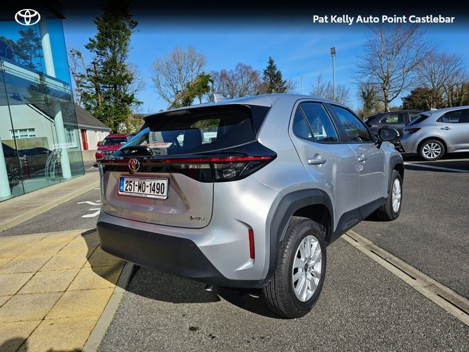 2025 Toyota Yaris Cross - image 2