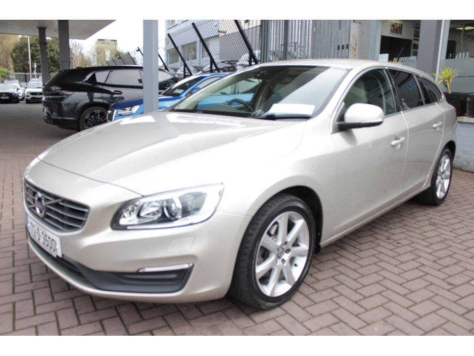 2017 Volvo V60 - image 8