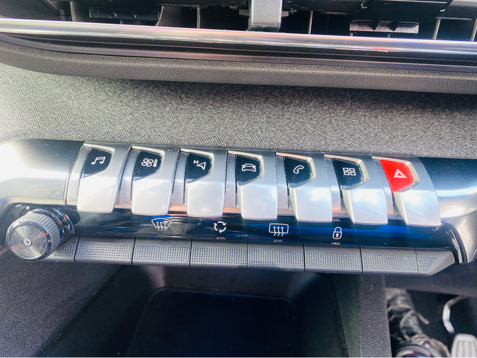 2022 Peugeot 5008 - image 18