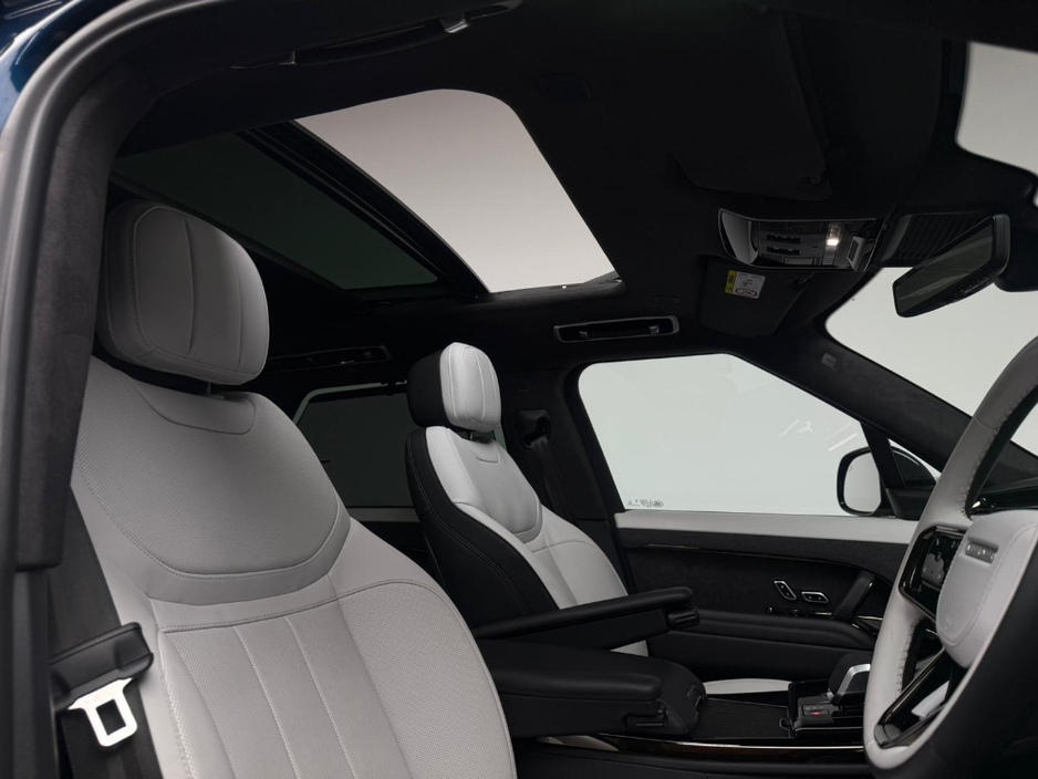 2025 Land Rover Range Rover Sport - image 15
