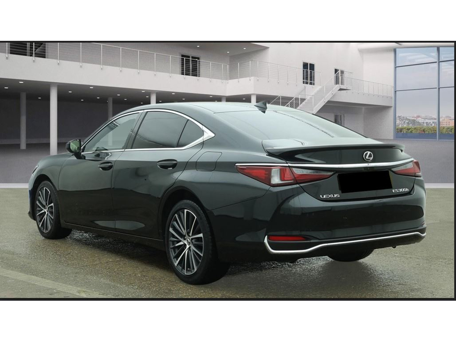 2023 Lexus ES 300 H - image 3